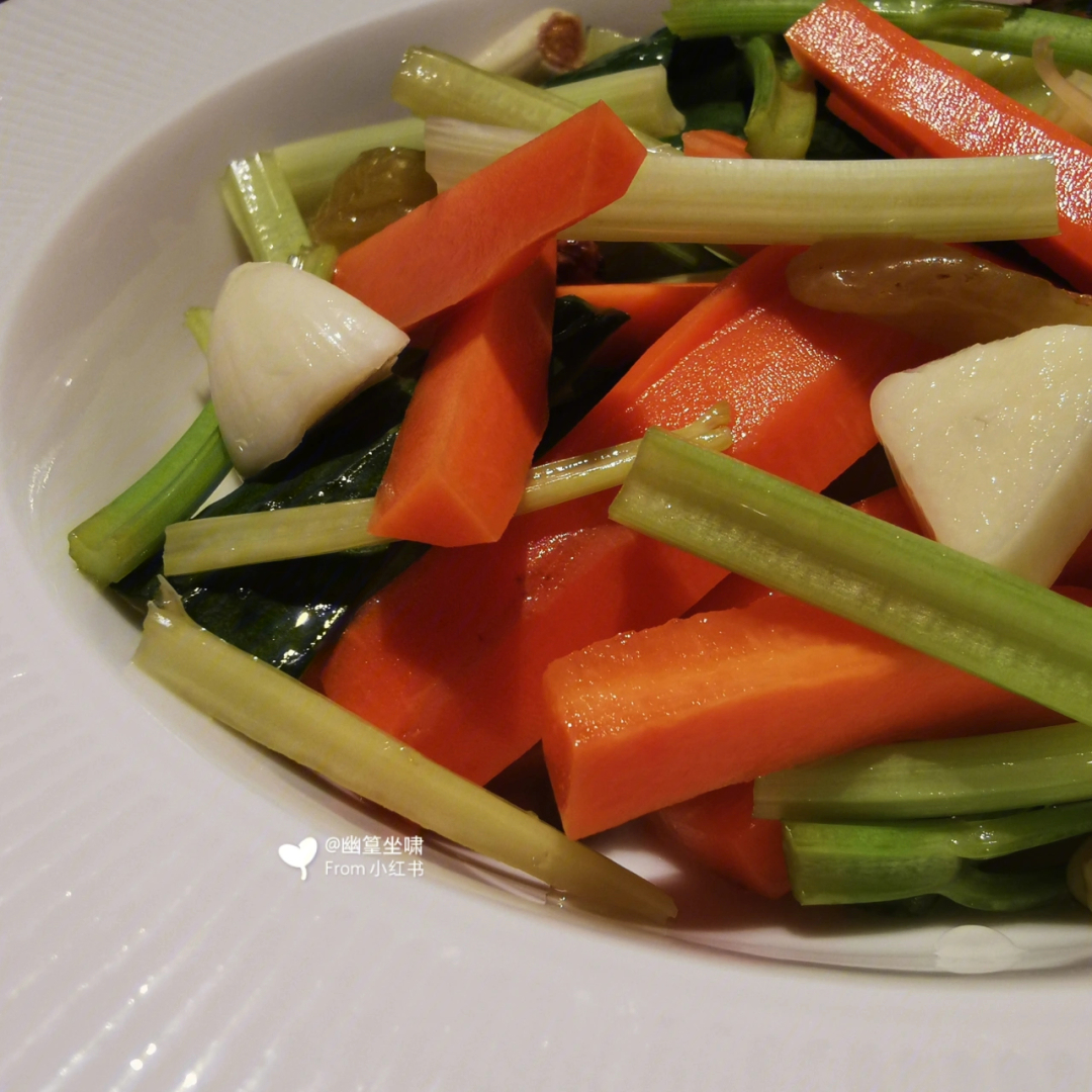 9515材料:胡萝卜09,去籽黄瓜06,芹菜,也可以加藕和洋葱;95