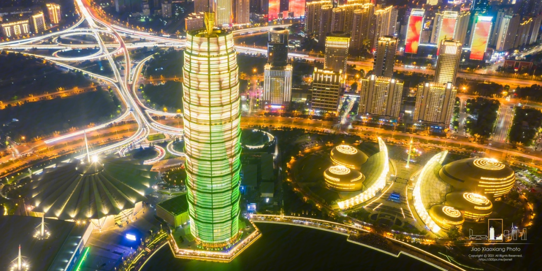 郑州大玉米灯光秀打卡全球最大玉米楼