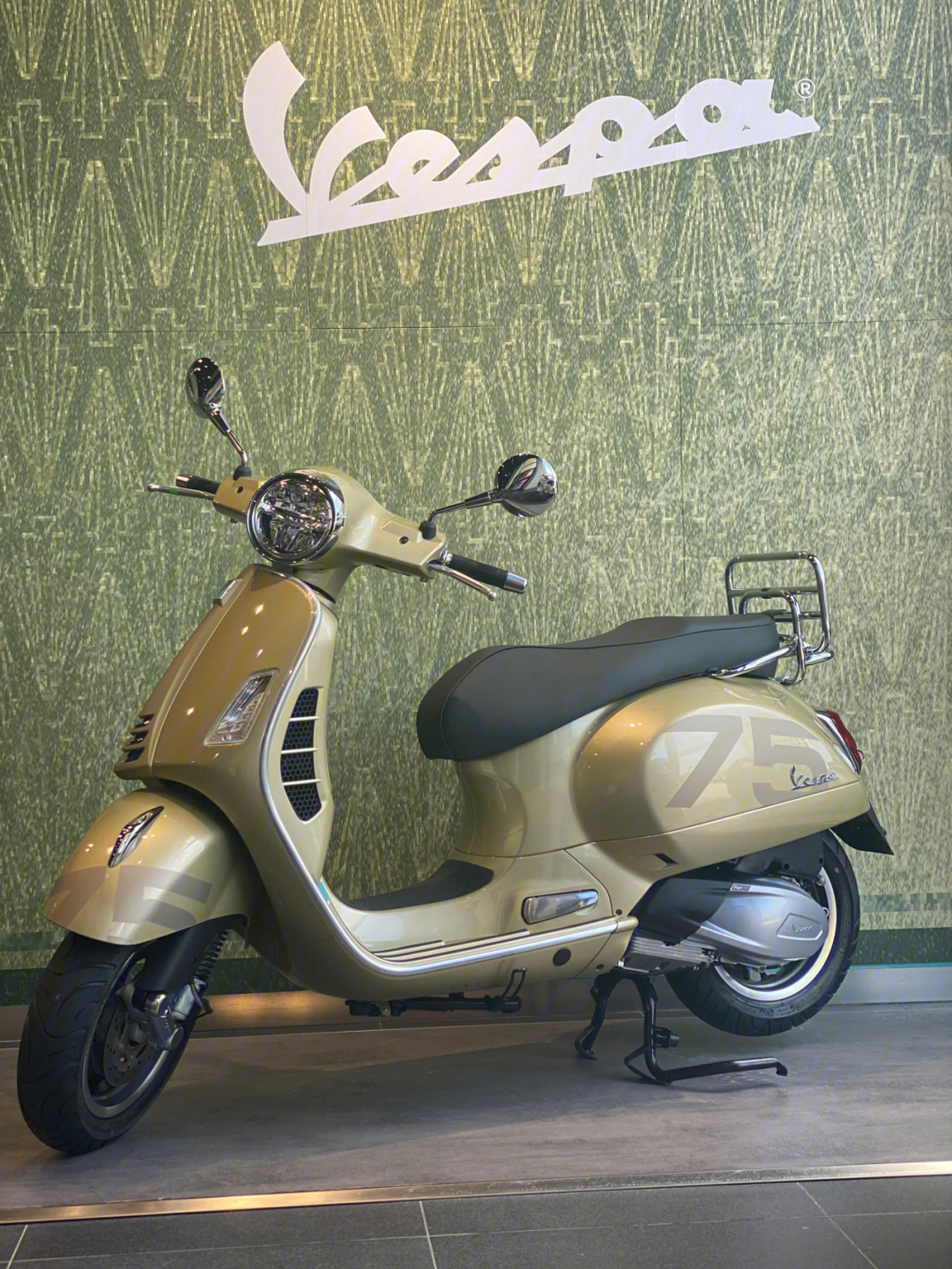 vespa 75周年限量版 连春天150都带液晶屏,随车附送纪念手册和铭牌.