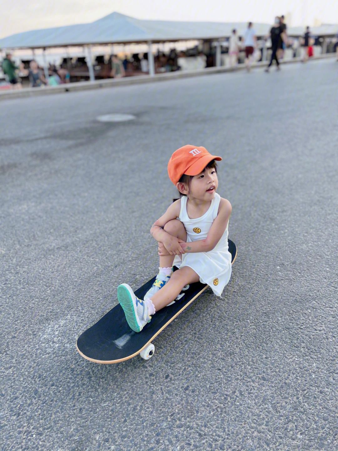 滑板上的小女孩