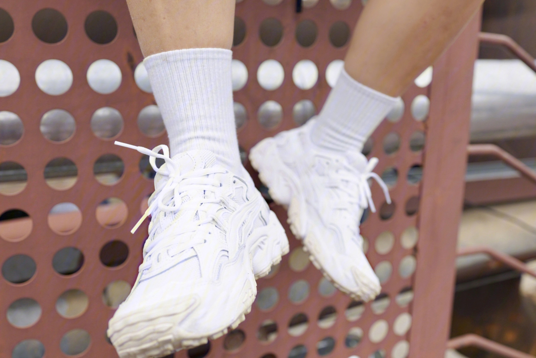 小腿袜白色运动鞋图片