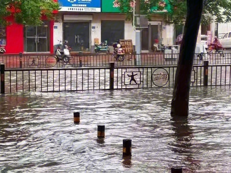 河南偃师暴雨图片