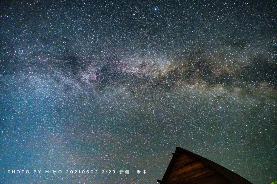 在禾木村看星空 银河 小木屋 和白桦林