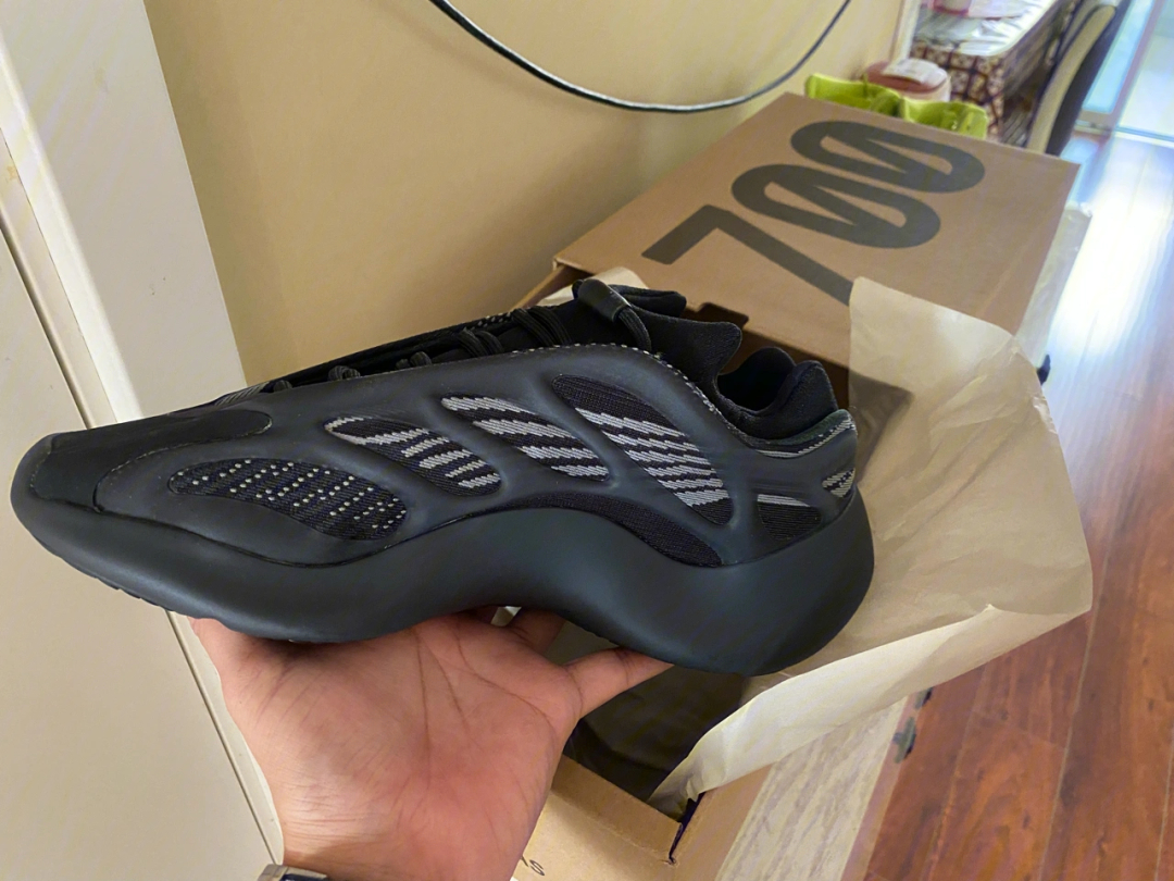 yeezy700V3穿裂了图片