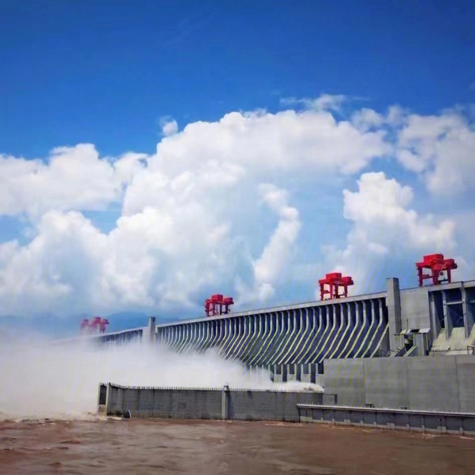 大坝,即长江三峡水利枢纽工程,位于湖北省宜昌市境内的长江西陵峡段