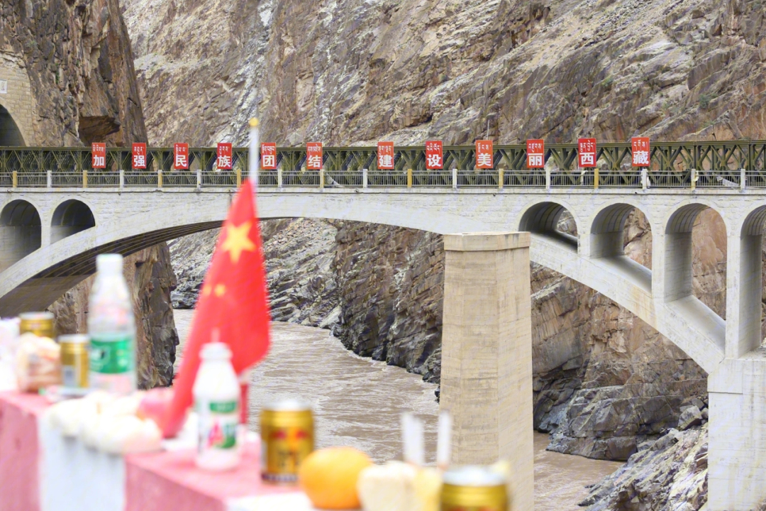 318国道怒江大桥的桥墩图片