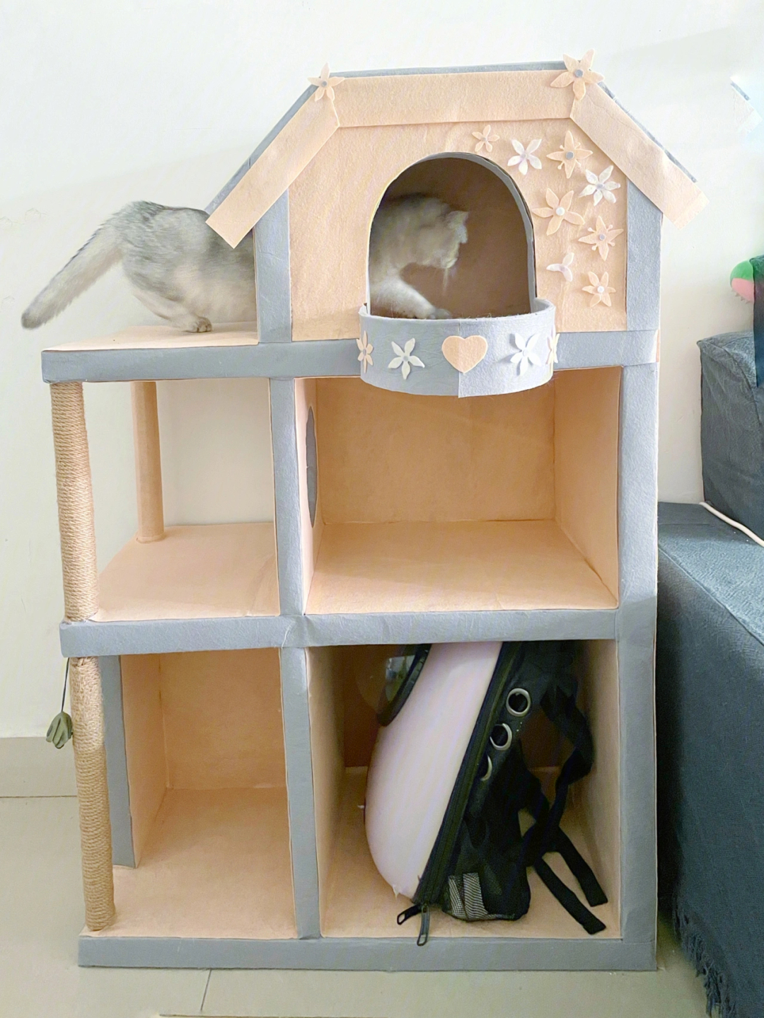 用纸箱给猫做了个猫窝猫爬架,最下面一层用来放猫用品,上面两层才是猫