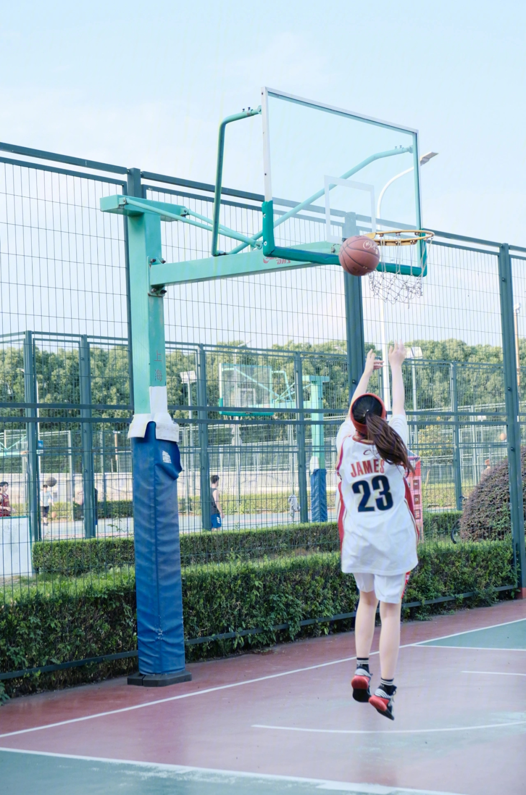 女生打篮球背影图片图片