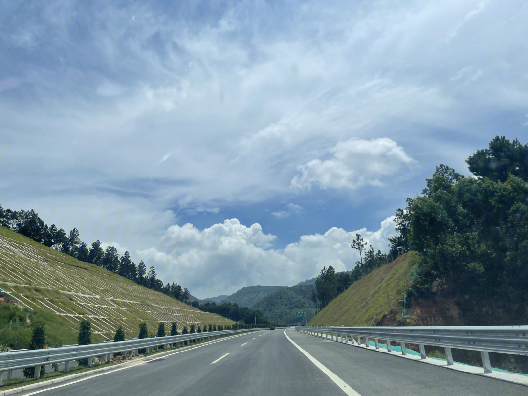 上林巷贤通往南宁的高速路风景真的太美了