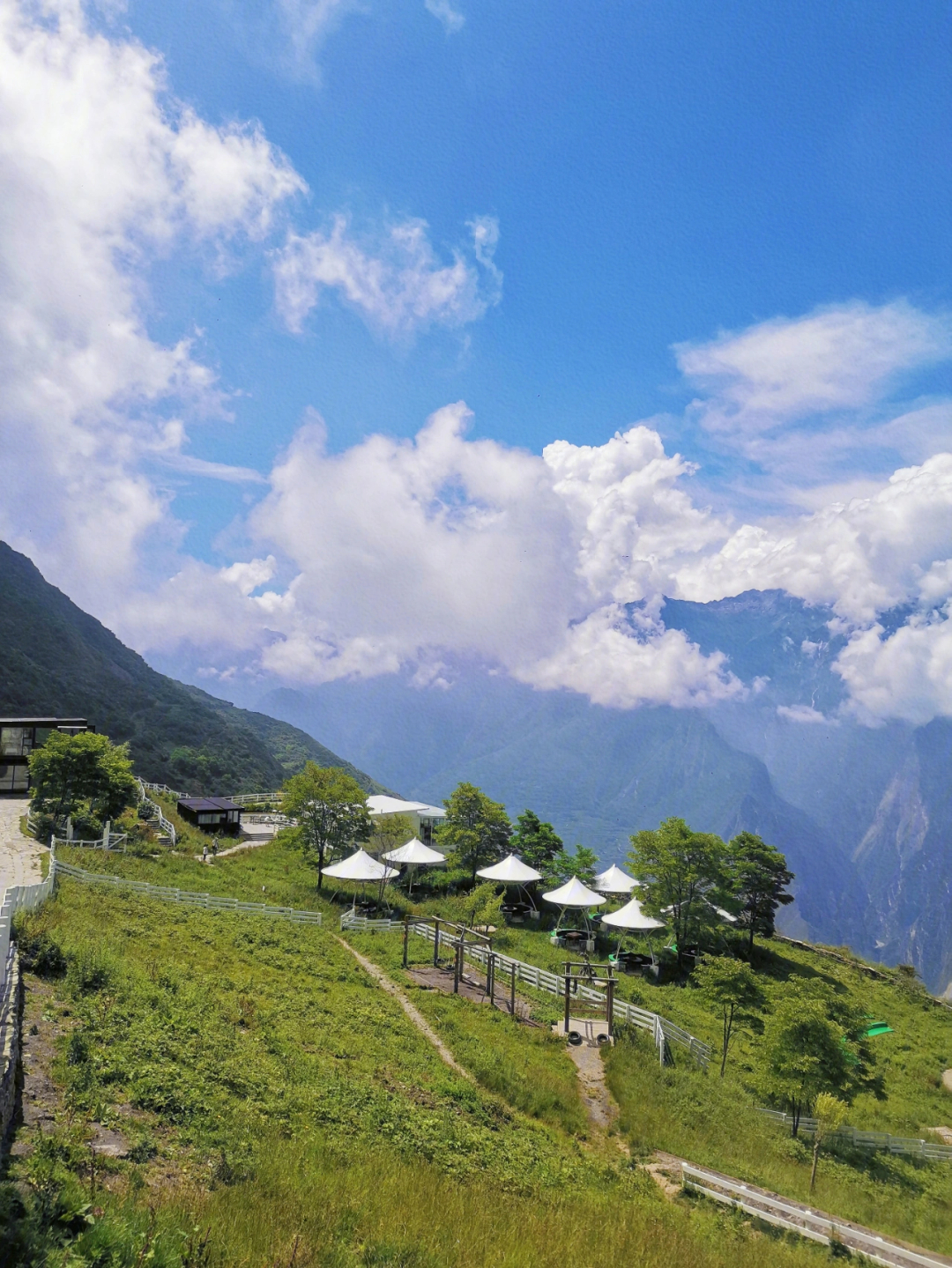 浮云牧场山路环绕图片图片