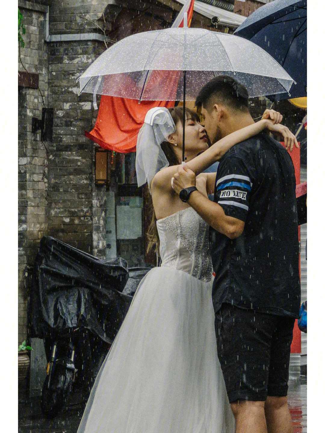 扫街遇到一对在雨中拍婚纱照的