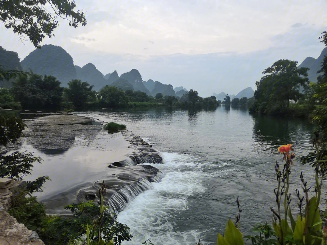 徒步遇龙河图片