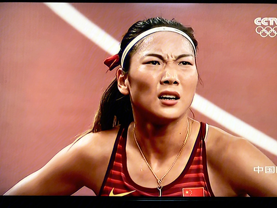 蝴蝶结女孩王春雨获得女子800米第五名