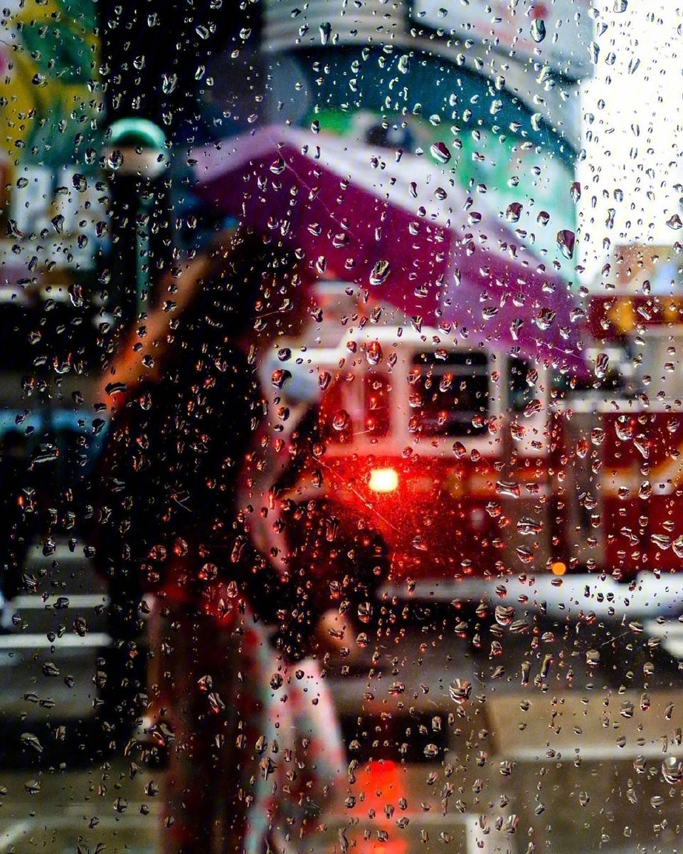 雨天摄影下雨天的街头