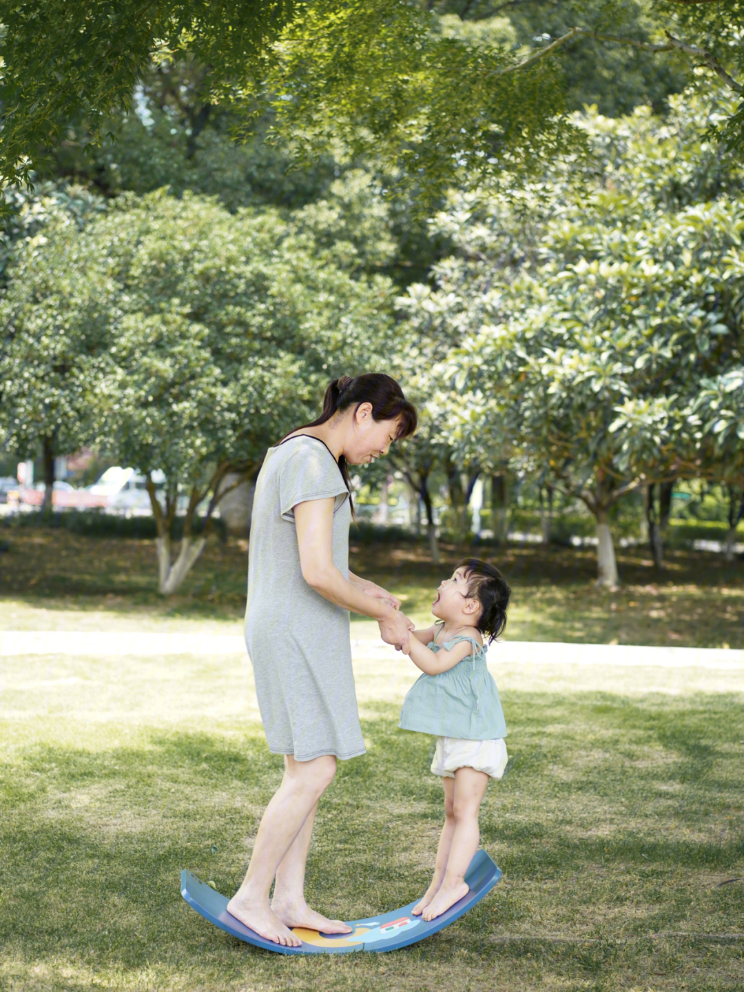 奶奶带孩子穿衣服图图片