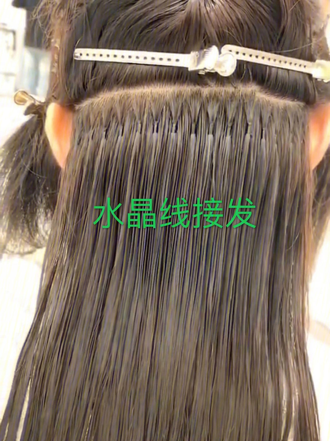 水晶线无痕接发使用传统手法缠绕方式用水晶线把接的头发与自身头发绑