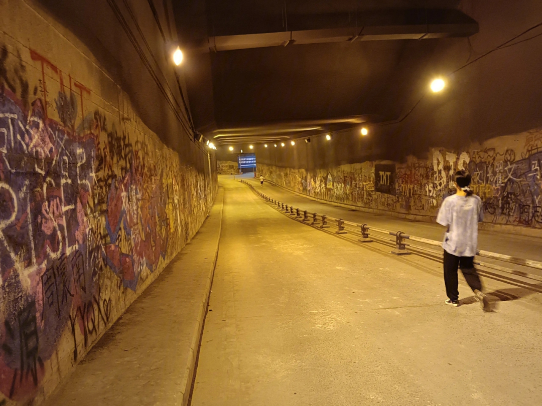 重庆涂鸦隧道照片图片
