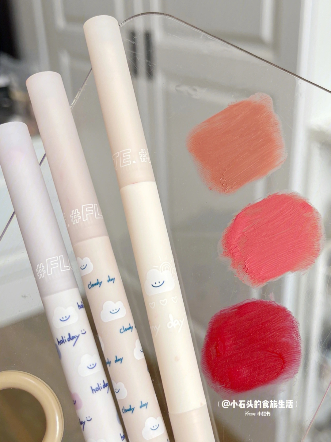 最近泰爱用花洛莉亚的唇线笔画唇妆了尤其是c04和c05两个颜色搭配!