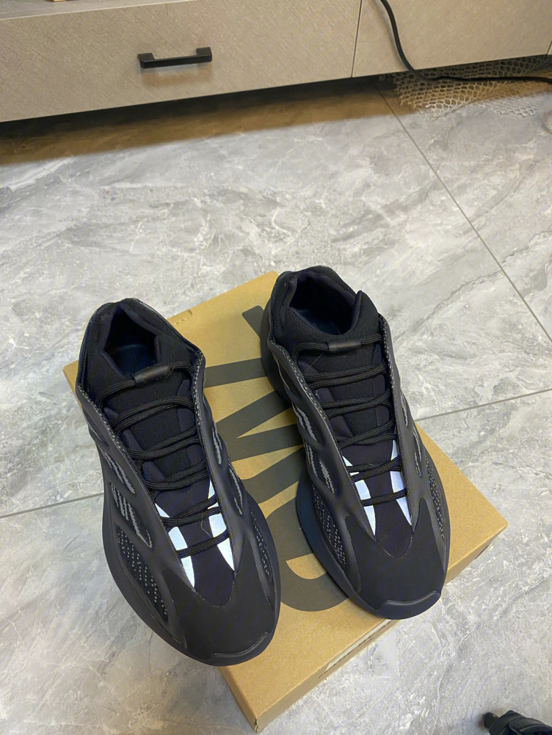 yeezy700v3很难穿进去图片