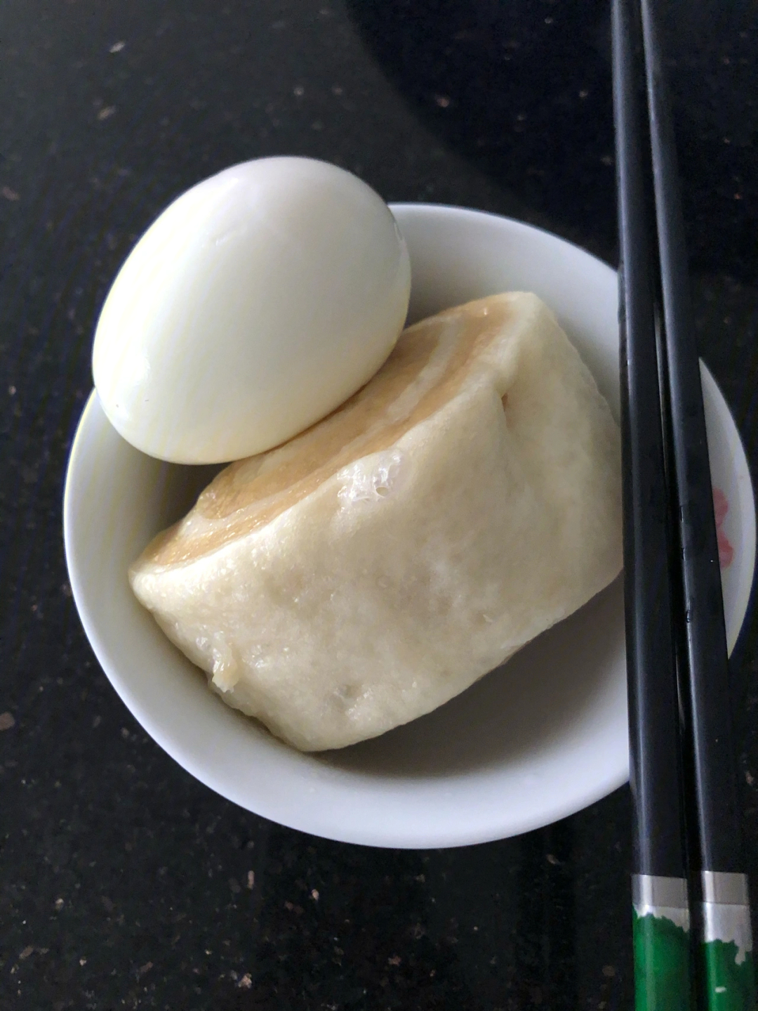 吗丁啉早餐:云吞/1个鸡蛋/1个馒头中餐:米饭/胡萝卜炒肉/大白菜晚屯