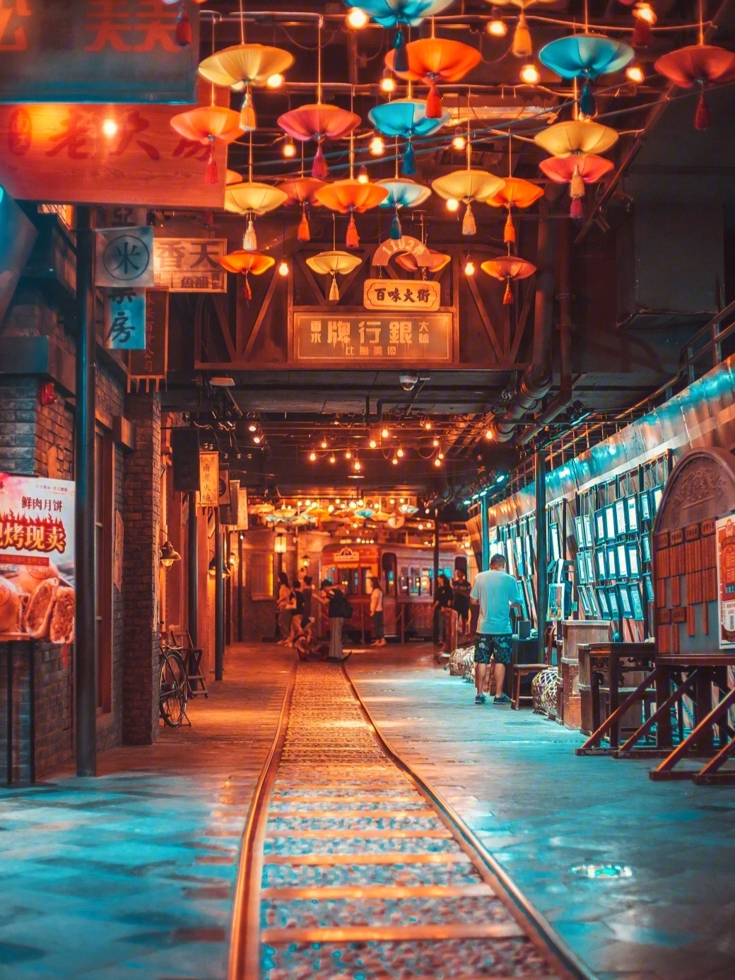 弄老上海风情街一个在地下的老上海格调的风情街,整体风格复古怀旧,不