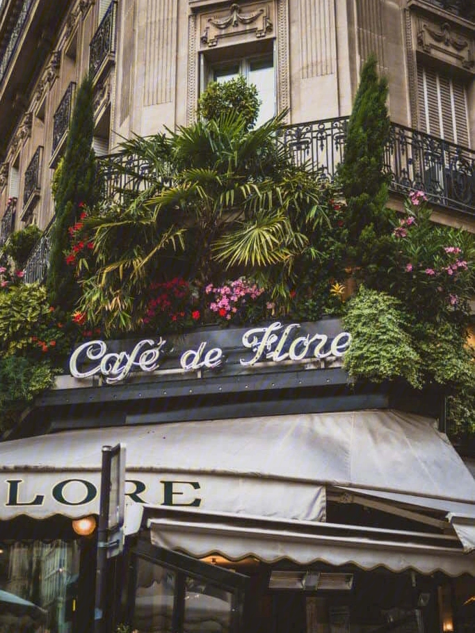 法国巴黎拥有百年故事的花神咖啡馆