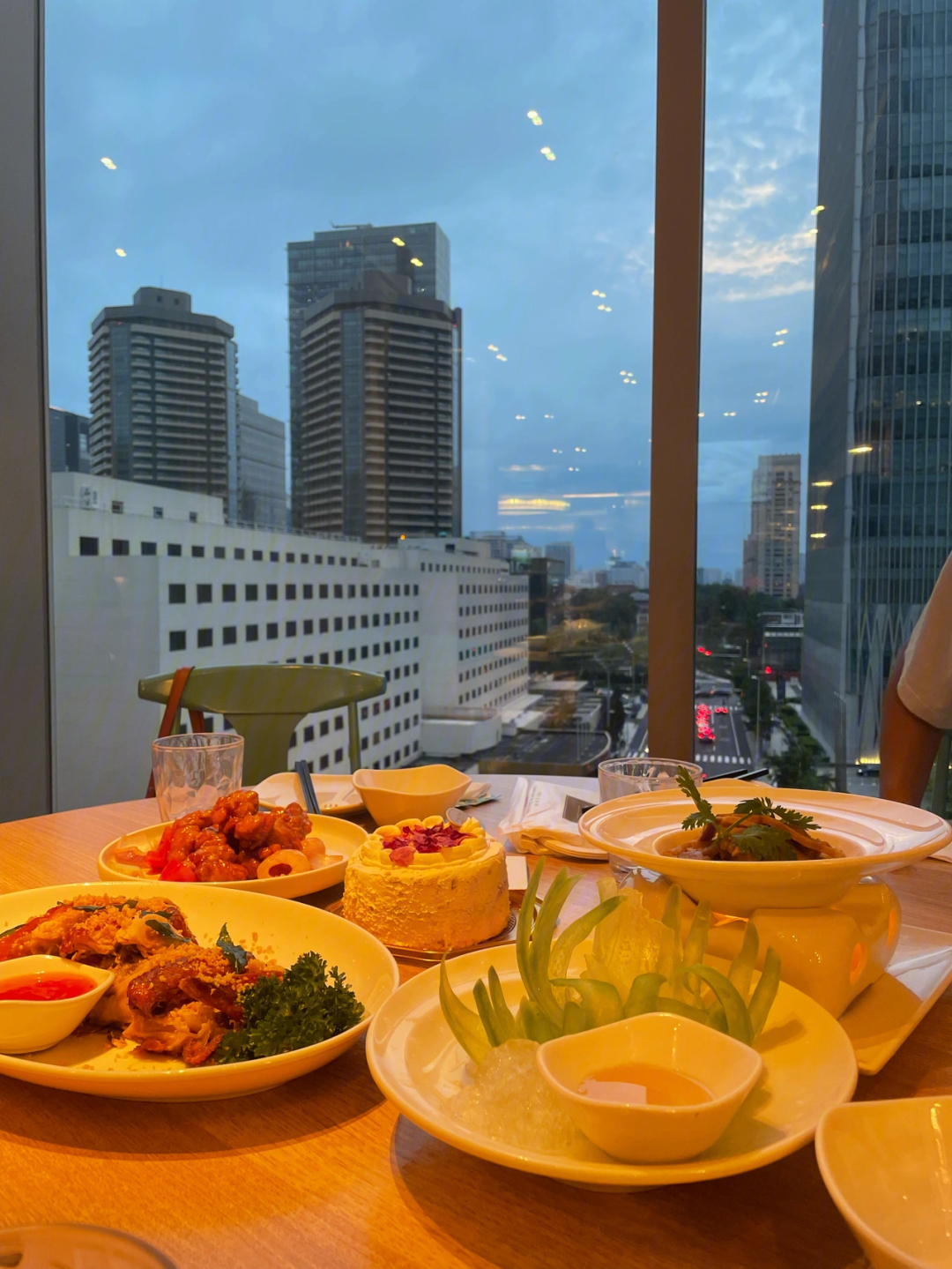 国贸的莆田餐厅靠窗的风景很好这个蜂蜜苦瓜真的是我吃过最清新好吃的
