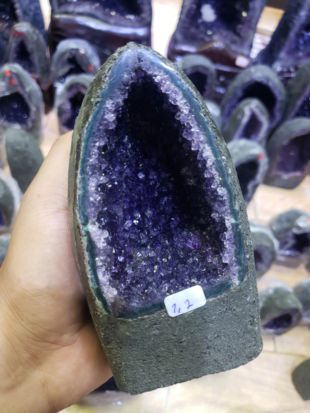 紫水晶洞真假的鉴别图图片