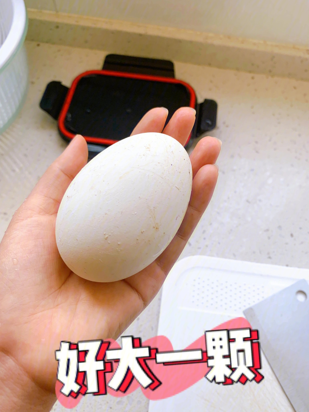 01今天逛超市,在货架上看到鸭蛋,真的好大一颗,差不多是平常鸡蛋的