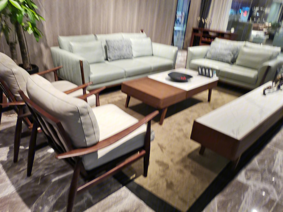 本款沙发款式新颖,材质优良,触感好,无异味,自从买入以来,家里的老人
