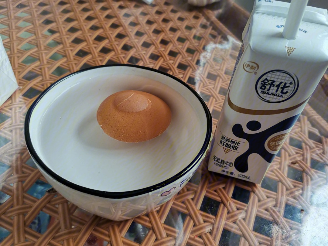 早餐:一个鸡蛋,半瓶舒化奶(不是很喜欢喝纯奶,还剩半瓶实在喝不了)