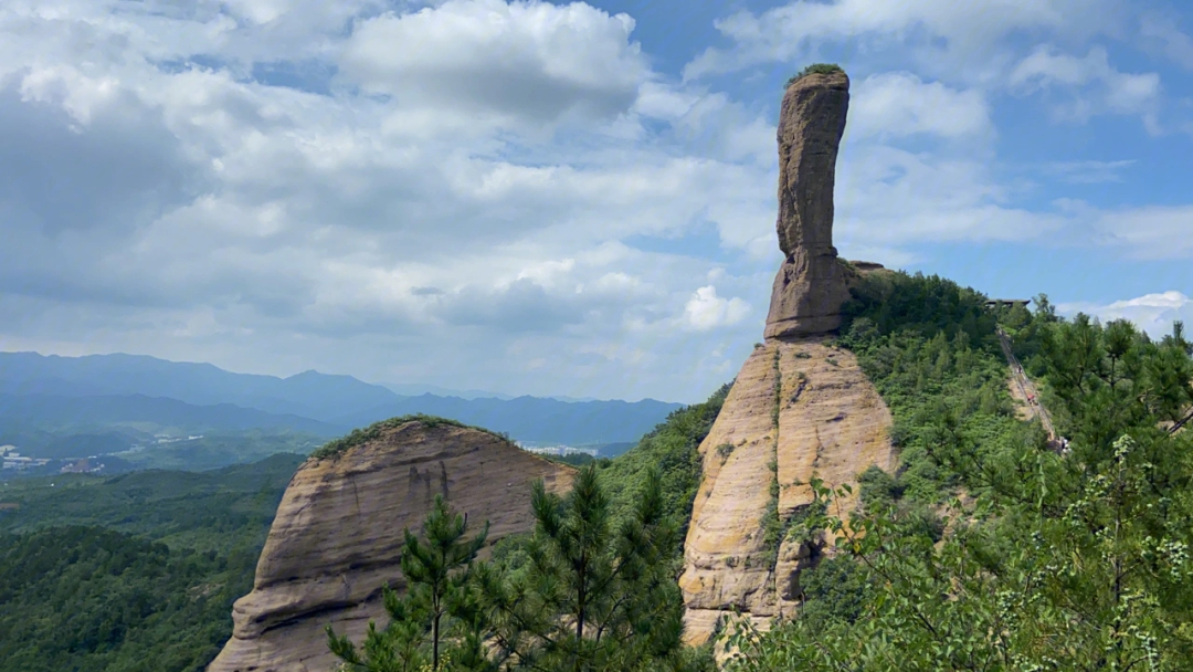 河北承德磬锤峰景区又名 棒槌山已经有一个石头像棒槌而得名门票25元