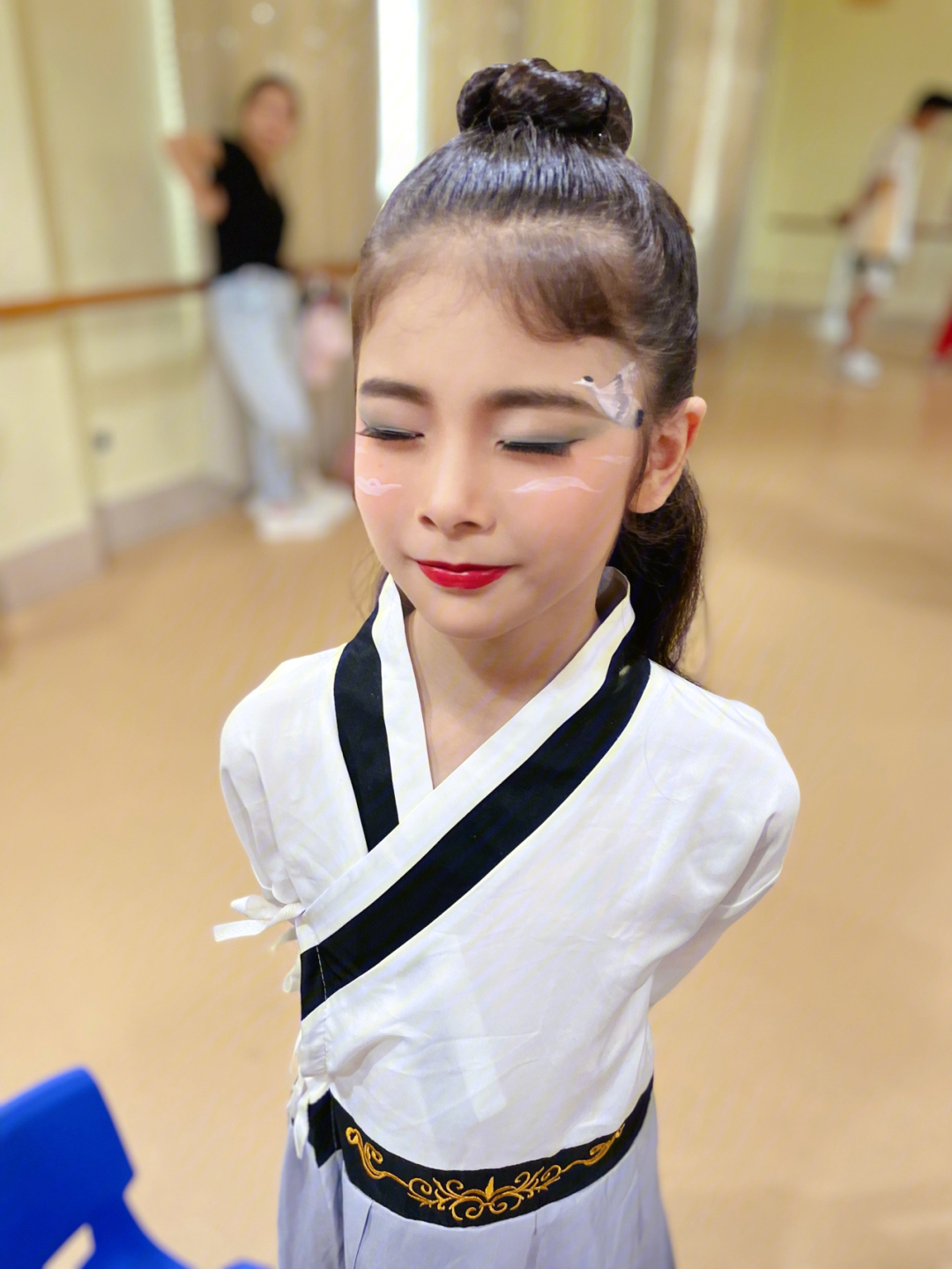 仙鹤少年儿童舞台妆容造型