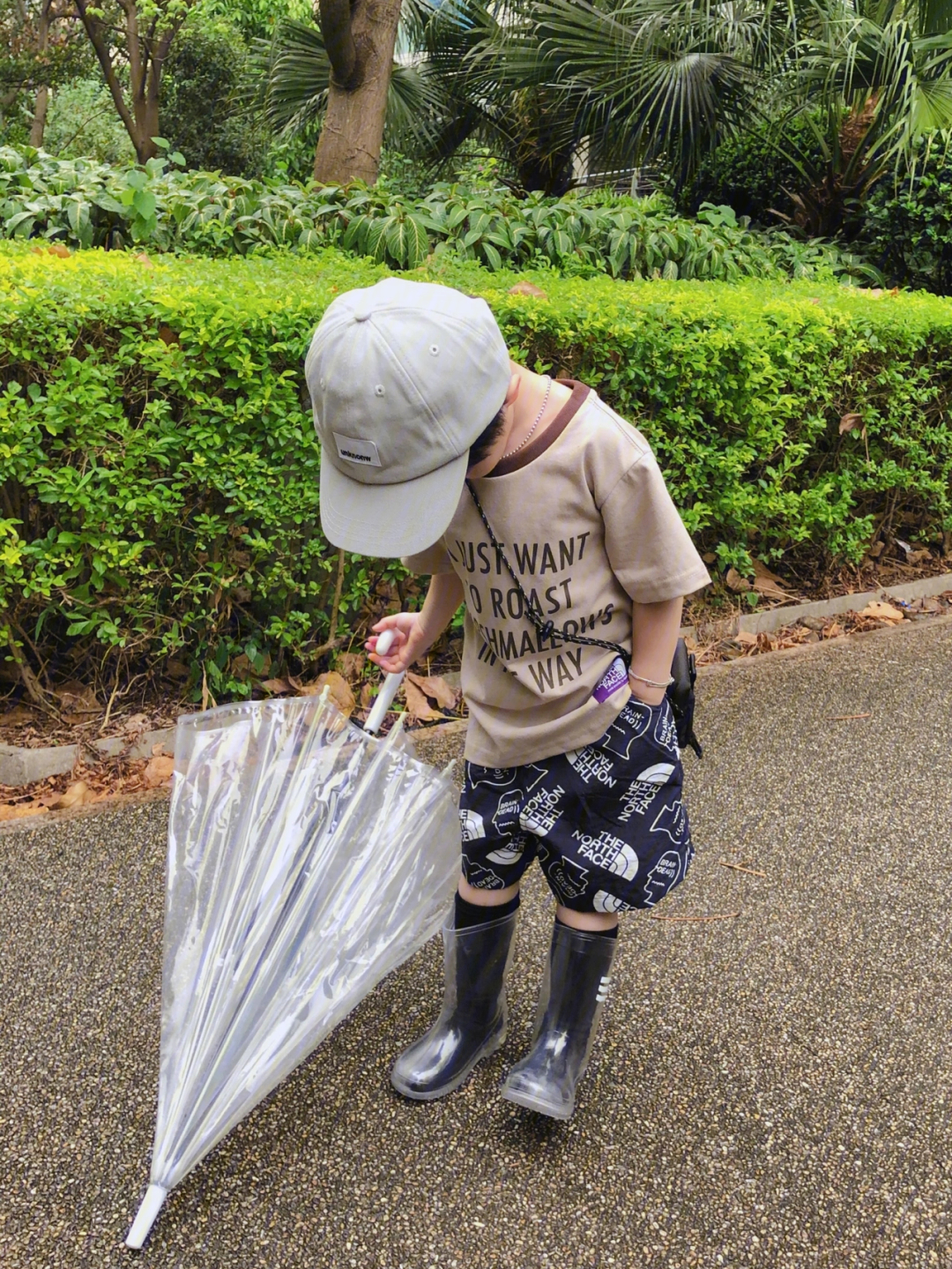 儿童雨靴踩泥陷入泥浆图片