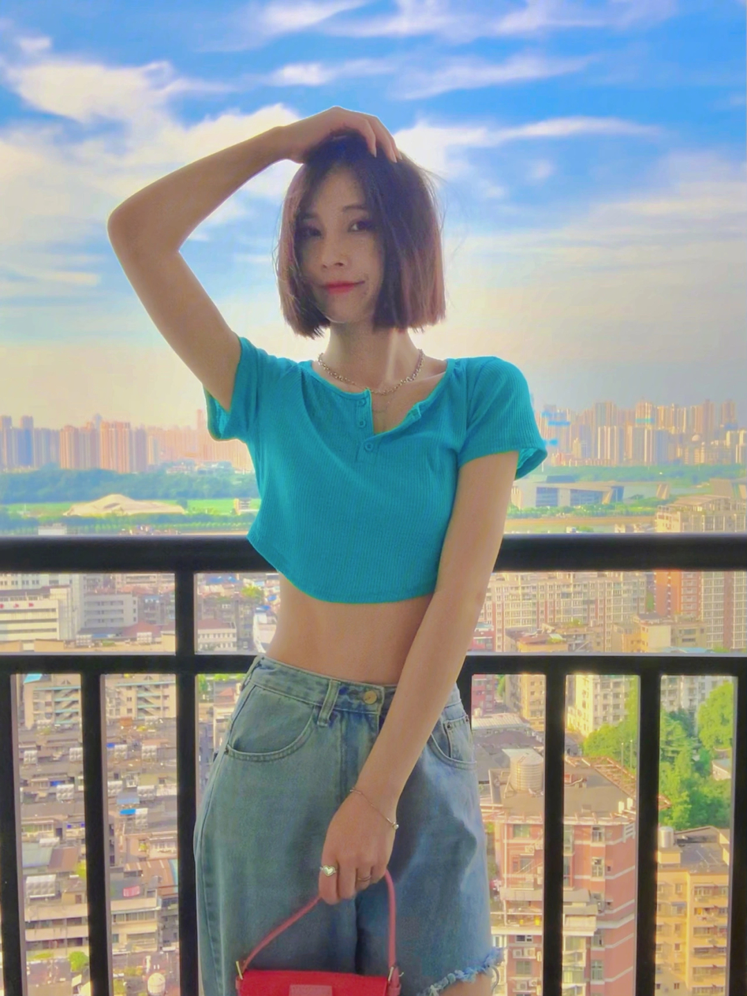 短发女生夏日穿搭阳台拍照ootd