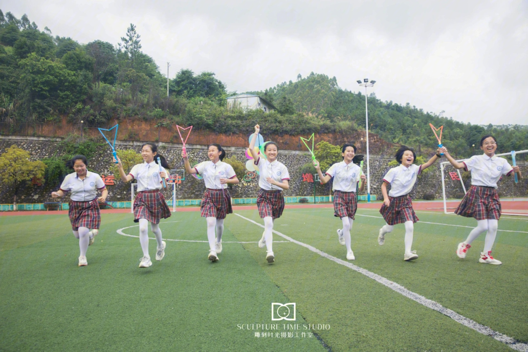 毕业季花季男女河实学生