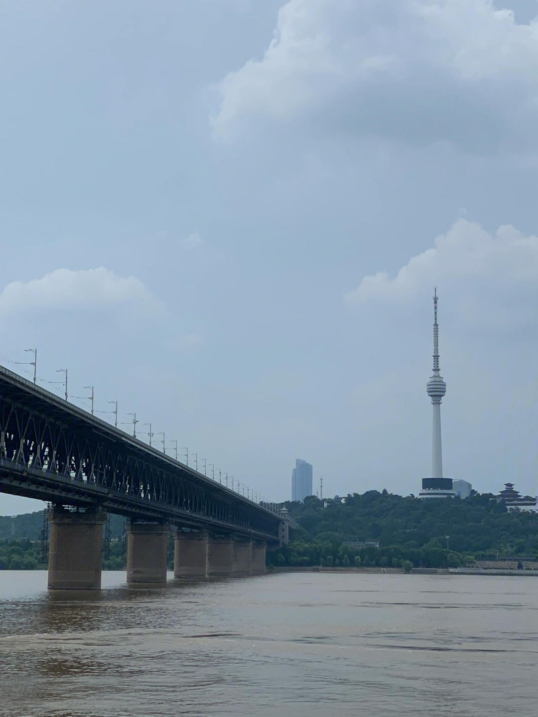 武汉长江大桥虽然真的很热