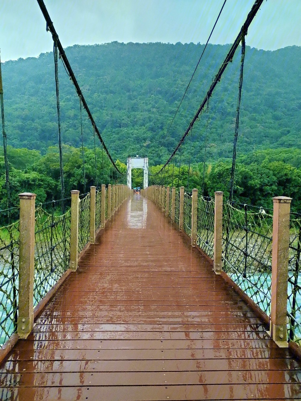 雨天的内湾吊桥