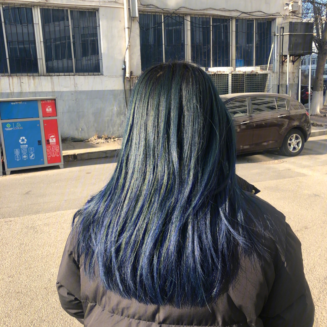 蓝黑发尾染掉色过程