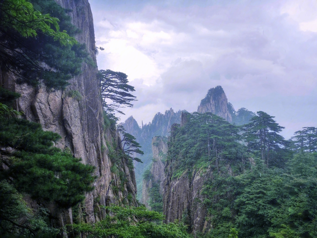 多云天气爬黄山不一样的风情