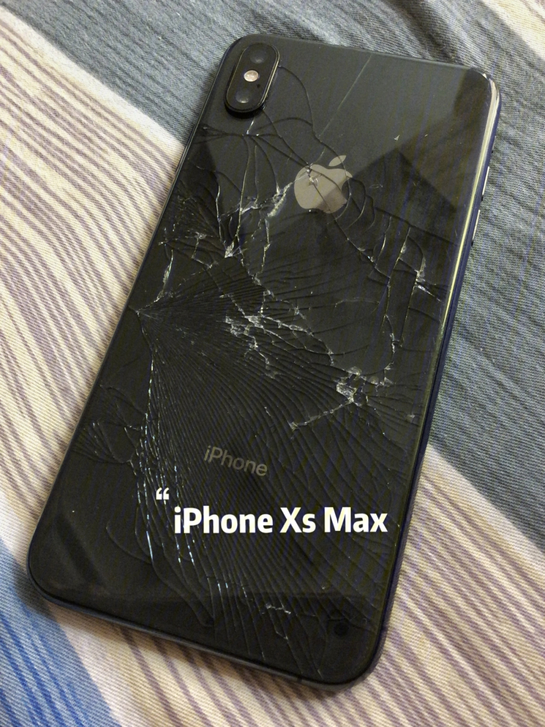 图一是早上起床掀被子从床上掉下去的iphone xs max,当时买了苹果官方