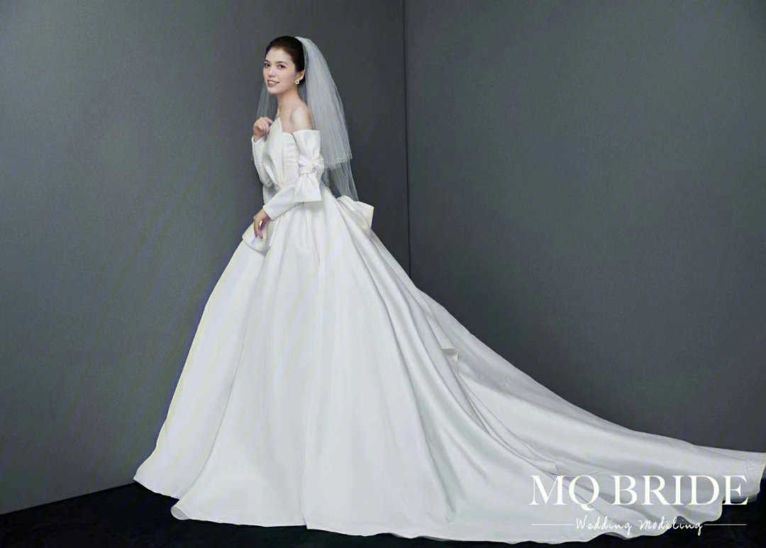 每一件婚纱都有属于它的设计理念与信仰,而这一件缎面自带柔美光效