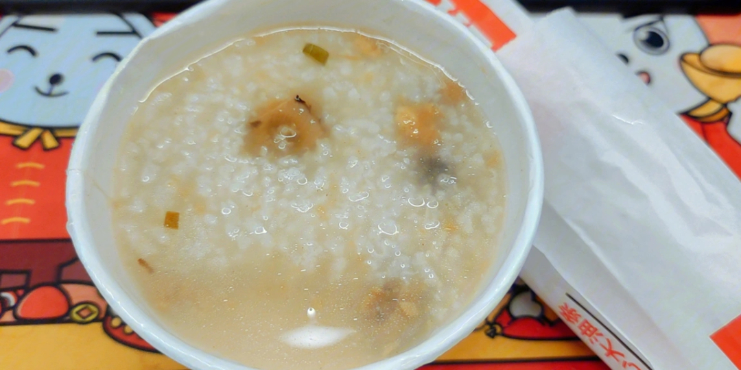 早餐:kfc冬菇鸡肉粥,kfc安心油条午餐:一份青椒炒肉,一份炒油麦菜