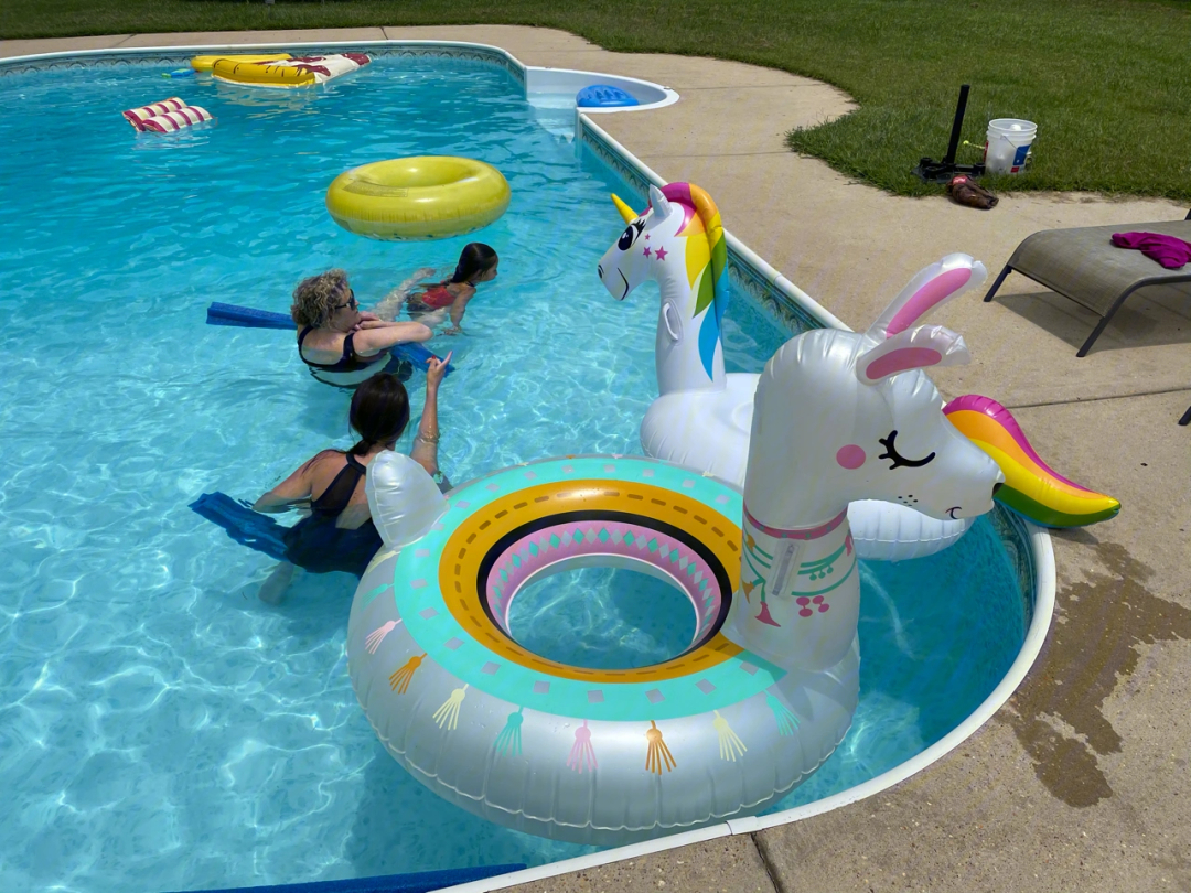 每年夏天一聚的家庭泳池派对