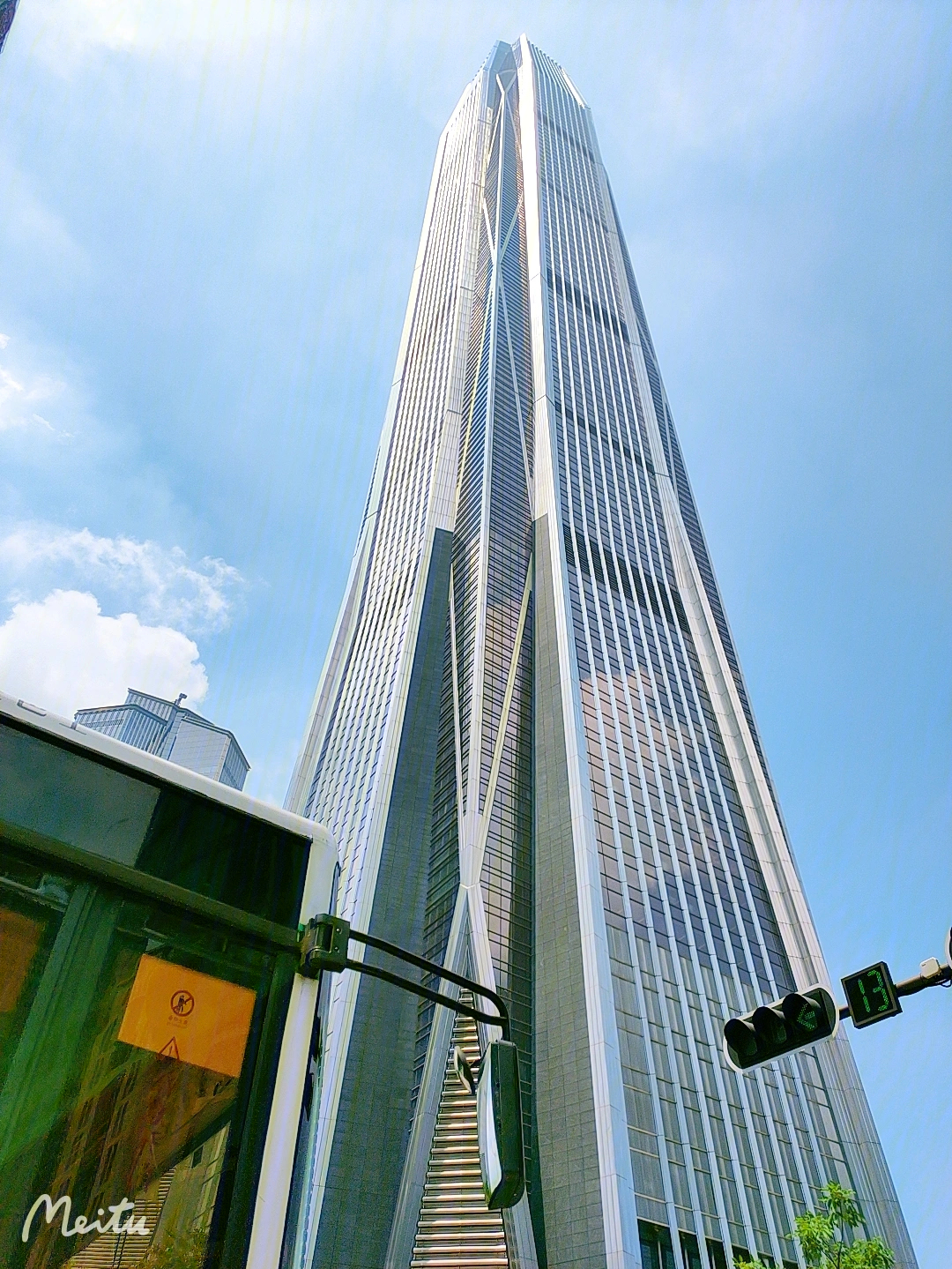 平安大厦118层旋转餐厅图片
