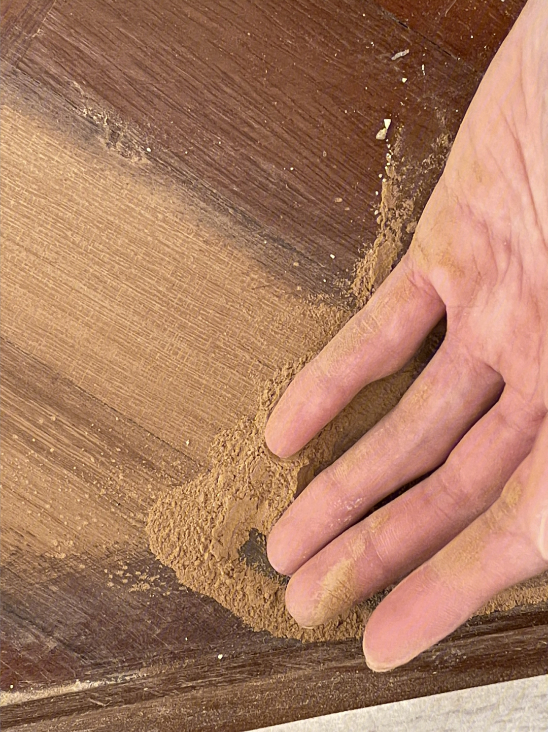 砂纸打完末比一般的木头深很多一种土黄色,还有一股淡淡的清香,用清水