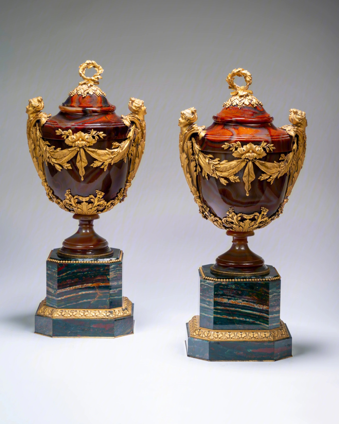 名贵美观的成对玛瑙花瓶,盖子和小台座亦为玛瑙材质.