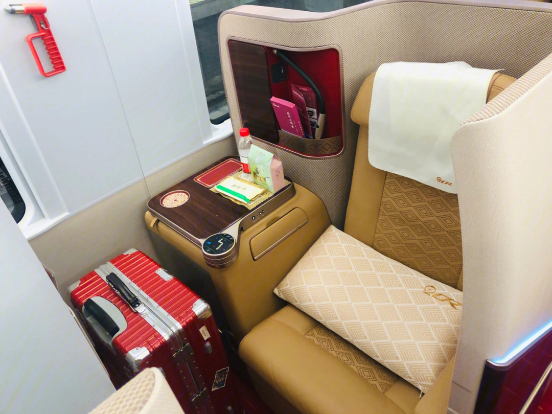 号智能动车组京沪高铁08独立空间,无线充电,商务座酷似飞机头等舱