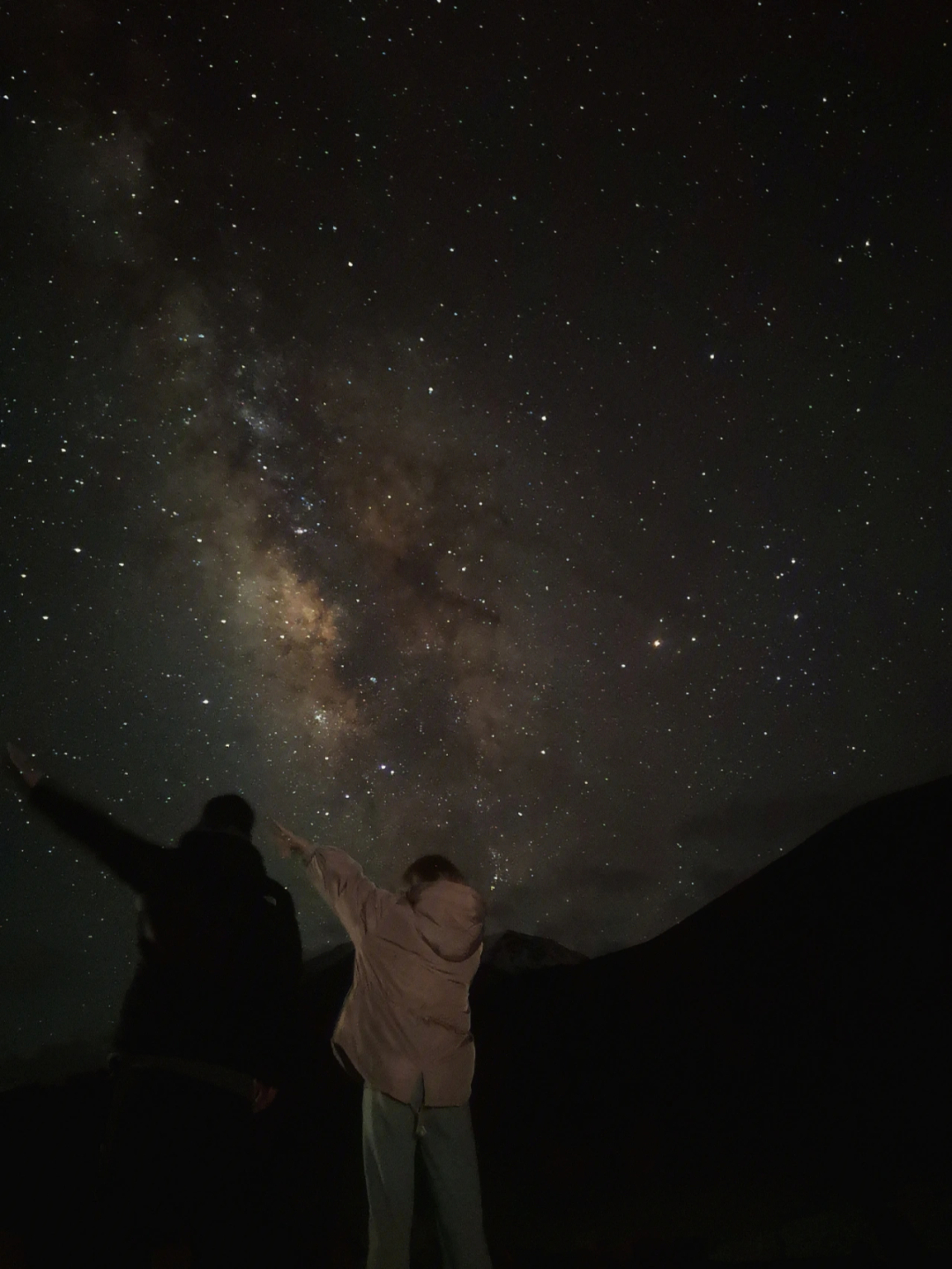 手机拍出来的效果哦本以为,看不到星空了,进入的时候还下起大雨,等到