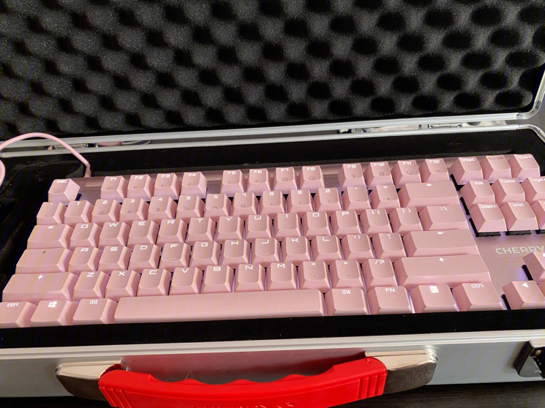 机械键盘粉色茶轴